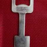 ...e le porte con serrature in legno
